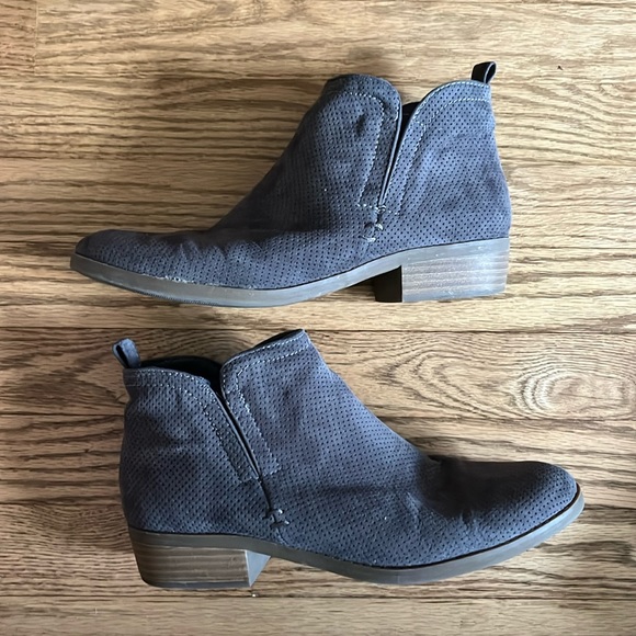 Universal Thread Dylan booties - Picture 1 of 7